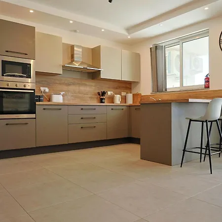 Spacious 3-bed Home, Balcony, Gozo Għarb