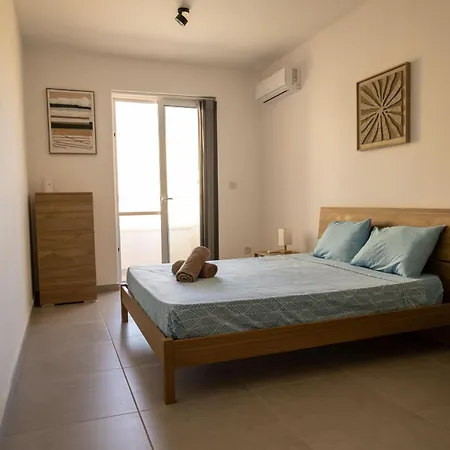 Spacious 3-bed Home, Balcony, Gozo Appartamento Għarb