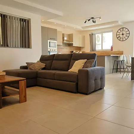 Spacious 3-bed Home, Balcony, Gozo Għarb