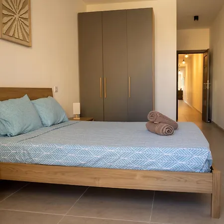 Spacious 3-bed Home, Balcony, Gozo Appartamento Għarb